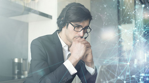 Anzugtraeger-Headset-Laptop-277874469-AS-alphaspirit