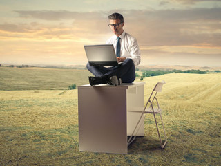 Anzugtraeger-Laptop-Feld-90086068-FO-olly