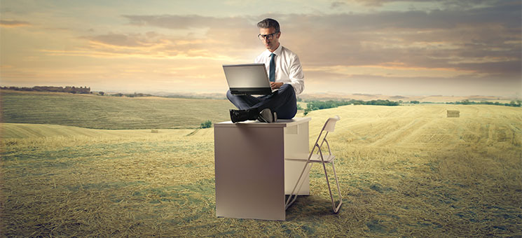 Anzugtraeger-Laptop-Feld-90086068-FO-olly