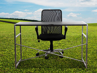 Buerostuhl-Tisch-Wiese-71147673-FO-ArtFamily