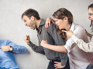 Gruppe-beschuldigt-Anzugtraeger-143410159-FO-olly