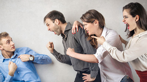 Gruppe-beschuldigt-Anzugtraeger-143410159-FO-olly