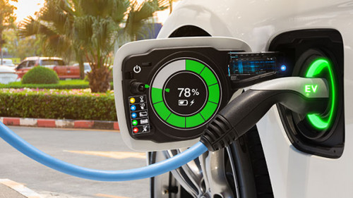 E-Auto-laedt-245393308-AS-kinwun