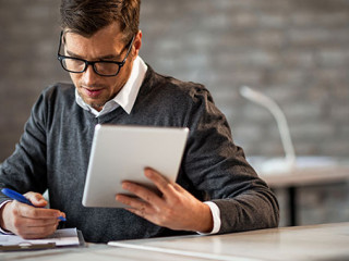 Mann-Tablet-Papier-250773432-AS-Drazen