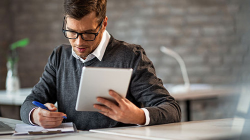 Mann-Tablet-Papier-250773432-AS-Drazen