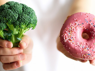 Frau-Broccoli-Donut-191844712-FO-jchizhe