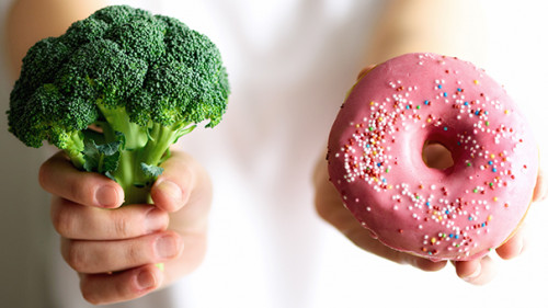 Frau-Broccoli-Donut-191844712-FO-jchizhe