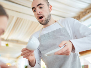 Kellner-verschuettet-Kaffee-191872118-FO-pressmaster