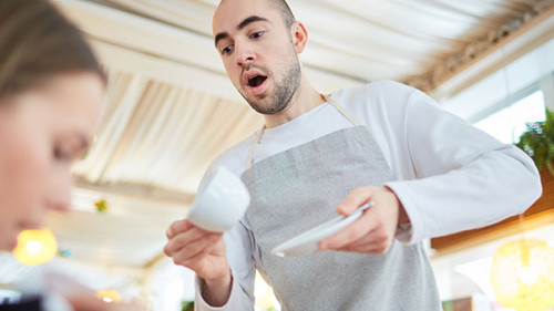 Kellner-verschuettet-Kaffee-191872118-FO-pressmaster