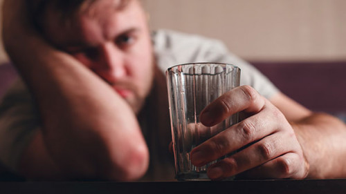 Mann-Glas-betrunken-131492312-FO-Nomad-Soul