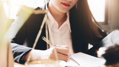 Anzugtraegerin-Waage-Richterhammer-267878414-AS-wichayada