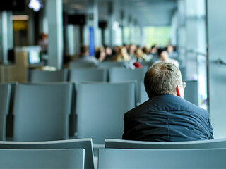 Anzugtraeger-Flughafen-296087035-AS-sisterspro