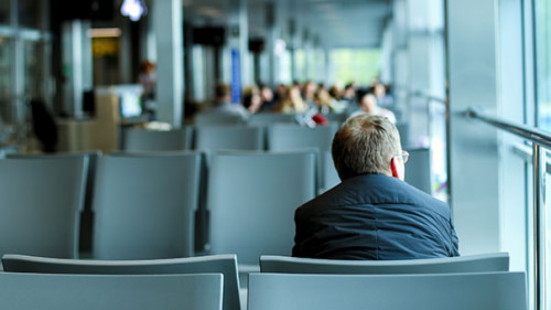 Anzugtraeger-Flughafen-296087035-AS-sisterspro