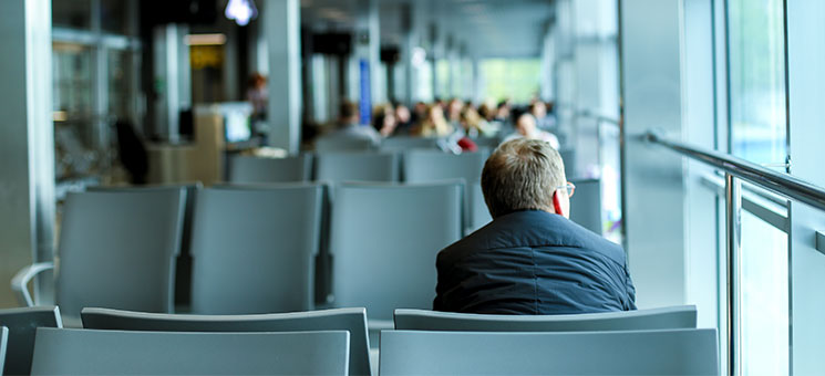 Anzugtraeger-Flughafen-296087035-AS-sisterspro