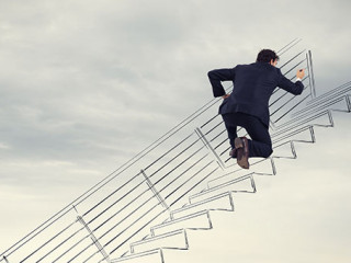 Anzugtraeger-zeichnet-Treppe-137014859-FO-alphaspirit