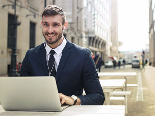 Anzugtraeger-Laptop-202372213-FO-olly