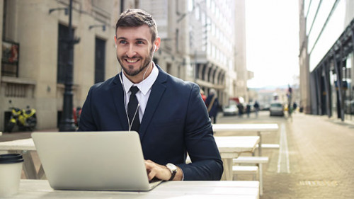 Anzugtraeger-Laptop-202372213-FO-olly