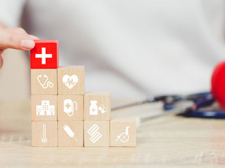 Frau-Gesundheits-Kloetzchen-274828666-AS-A-Stockphoto