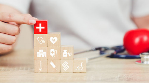 Frau-Gesundheits-Kloetzchen-274828666-AS-A-Stockphoto