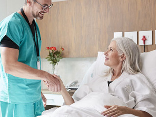 Frau-Arzt-Krankenbett-271210586-AS-Monkey-Business