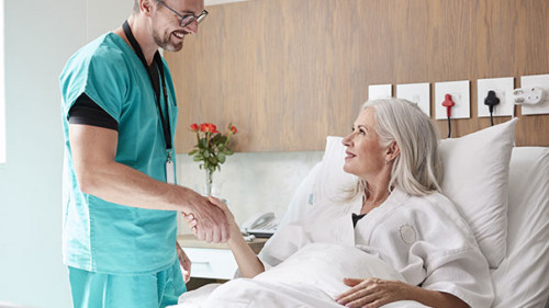 Frau-Arzt-Krankenbett-271210586-AS-Monkey-Business