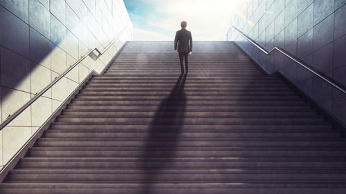 Anzugtraeger-Treppe-112175621-AS-alphaspirit