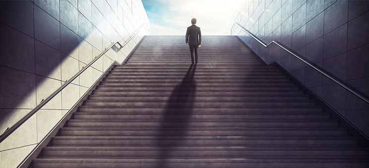 Anzugtraeger-Treppe-112175621-AS-alphaspirit