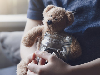 Kind-Plueschtier-Spardose-277858796-AS-Anchalee-