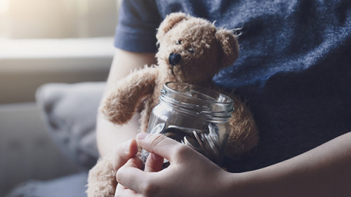 Kind-Plueschtier-Spardose-277858796-AS-Anchalee-