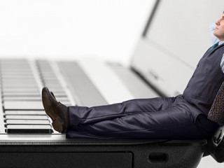 Mini-Anzugtraeger-auf-Laptop-72836475-AS-Nomad-Soul