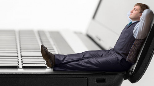 Mini-Anzugtraeger-auf-Laptop-72836475-AS-Nomad-Soul