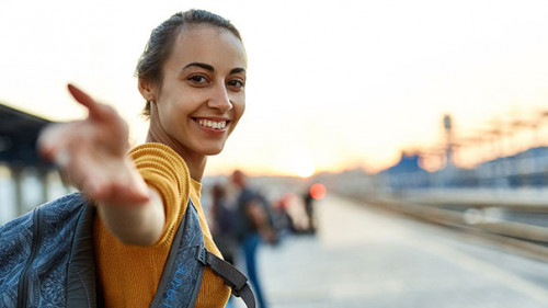 Frau-Bahnhof-238438302-AS-vitaliymateha