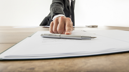 Anzugtraeger-Schriftstueck-Stift-88730164-AS-Gajus