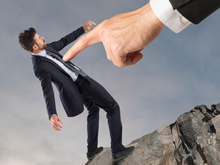 Hand-Stoeßt-Anzugtraeger-144173085-FO-alphaspirit