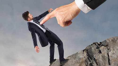 Hand-Stoeßt-Anzugtraeger-144173085-FO-alphaspirit