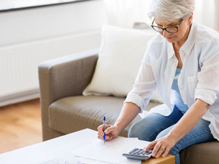 Frau-Taschenrechner-212104339-AS-Syda-Productions