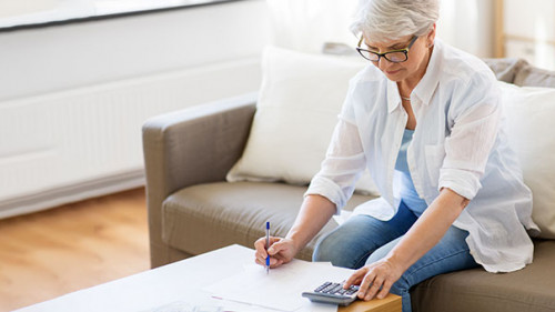 Frau-Taschenrechner-212104339-AS-Syda-Productions