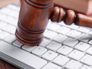 Richterhammer-auf-Tastatur-125859071-FO-Africa-Studio