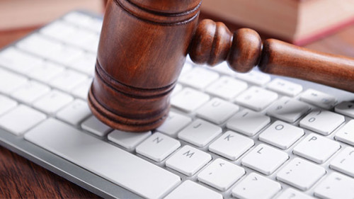 Richterhammer-auf-Tastatur-125859071-FO-Africa-Studio