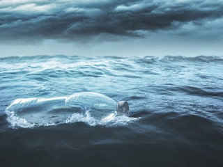 Plastikflasche-in-Ozean-207643862-FO-m-mphoto