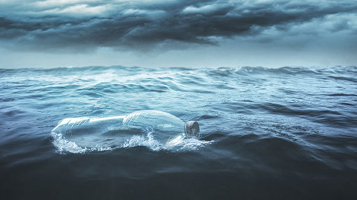 Plastikflasche-in-Ozean-207643862-FO-m-mphoto