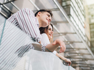 Paar-auf-Balkon-204541356-AS-F8studio