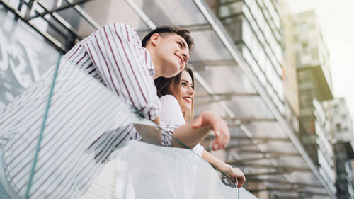 Paar-auf-Balkon-204541356-AS-F8studio