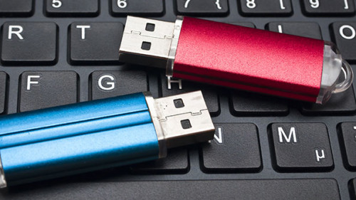 USB-Sticks-101614908-FO-Stockfotos-MG