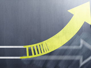 Anzugtraeger-Tafel-Pfeile-277985361-AS--tadamichi