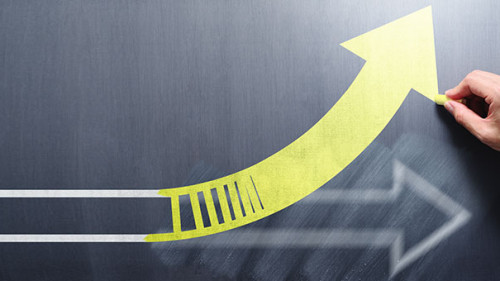 Anzugtraeger-Tafel-Pfeile-277985361-AS--tadamichi