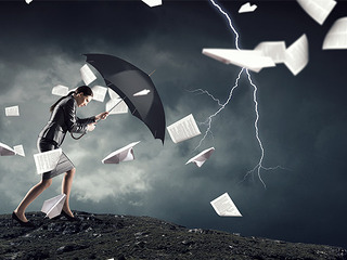 Anzugtraegerin-Sturm-Schirm-123398698-FO-Sergey-Nivens