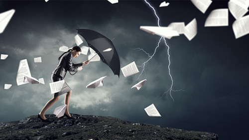 Anzugtraegerin-Sturm-Schirm-123398698-FO-Sergey-Nivens