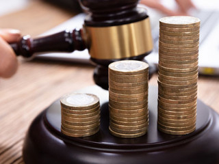 Richterhammer-Laptop-Muenzstapel-246948024-AS-Andrey-Popov