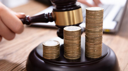 Richterhammer-Laptop-Muenzstapel-246948024-AS-Andrey-Popov